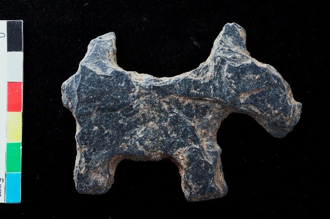 圖7：國定Blihun漢本考古遺址出土文物–板岩打剝犬形剪影石片（朱正宜攝）。