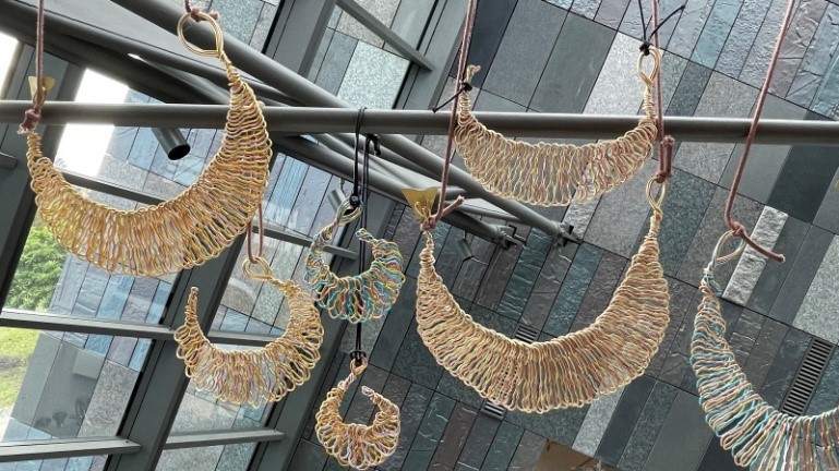 圖9：透過鋁線的多種色彩搭配，讓金鯉魚製作顯得活潑有趣（李孟紋攝）。