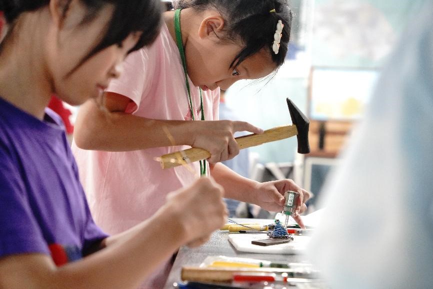 圖10：孩童在適當引導與安全措施下，已具備操作鐵槌的能力（許浩倫攝）。