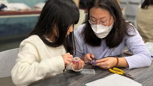 圖11：親子共學原以並肩探索為核心，然實際過程中，孩童常不自覺依賴父母，父母亦相對容易介入協助（王佩珊攝）。