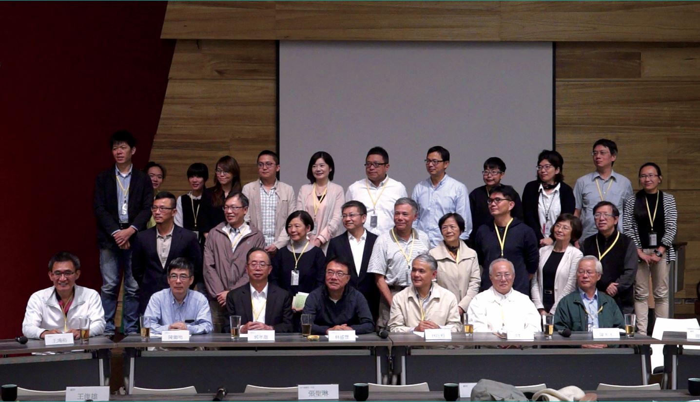 圖1.0.1「第一次座談會：回顧與前瞻」合照（2016.11.4），第一排左至右：王鴻裕、陳繼鳴、郭年雄、林盛豐、林旺根、洪賢德、陳木水，第二排左至右：謝宏仁、黃志良、陳育貞、王俊雄、周家安、潘寶珠、陳登欽、蔡聰琪、宋宏燾。（蘭陽博物館提供）