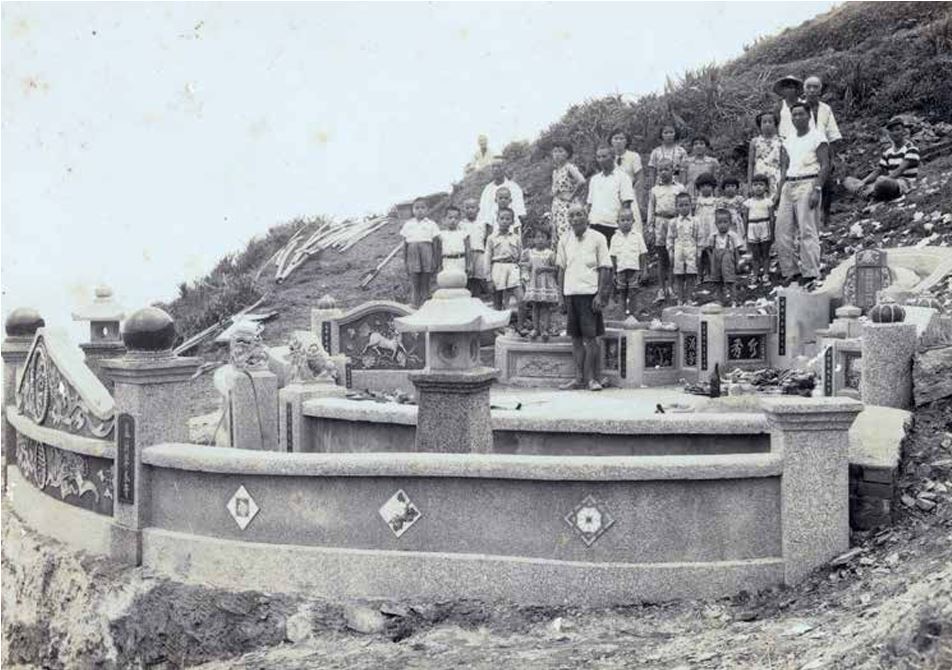 曾家人掃墓情景（曾松田拍攝提供）