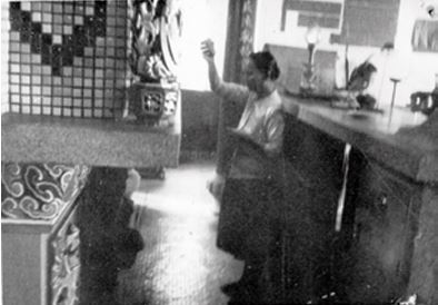 婦女「跋桮」（puâh-pue，擲筊），向媽祖請示（黃初芬提供）