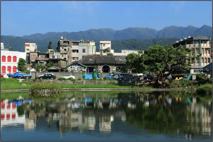 圖9 頭城盧家大池 圖資來源：林俊明拍攝。 頭城盧家大池，湖畔建築為頭城盧宅，或稱盧纘祥宅，此宅興建於1928年。