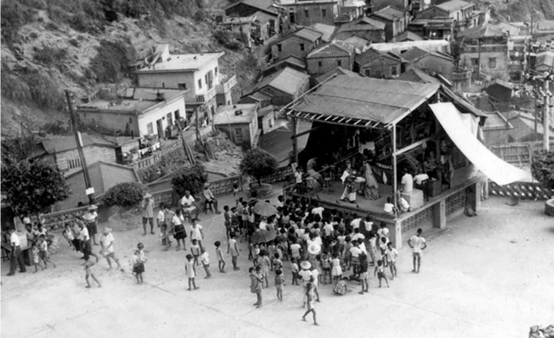 民國50年時，已有大型機具如怪手、推土機，才能移山填土，闢出大片土地，供建廟及廟埕（黃初芬提供）
