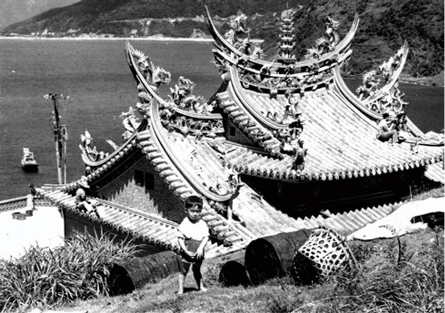 民國50年新建的媽祖廟後拍照留念（江素月提供）