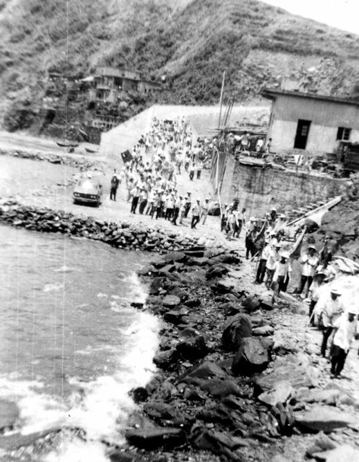 民國63年北方澳已被全面徵收，媽祖繞境隊伍行經海軍新闢的道路 （賴茂盛提供）