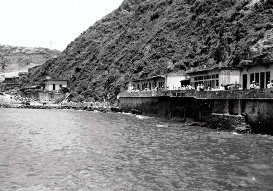民國63年媽祖繞境隊伍進入大澳村落（賴茂盛提供）