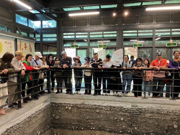 芝山岩考古探坑展示館導覽解說情形