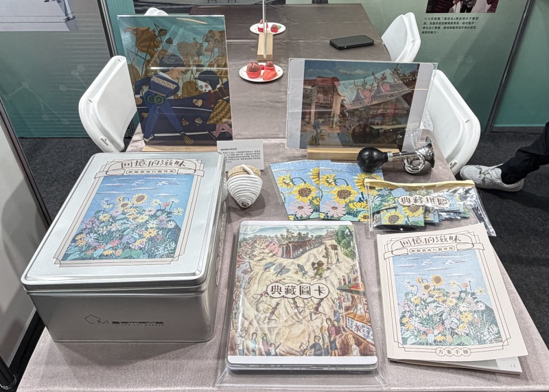 南美館的「回憶的滋味-銀齡藝術行動資源」箱，以藏品結合藝術喚起長者的記憶與經驗，再延伸進行藝術創作與對話互動。