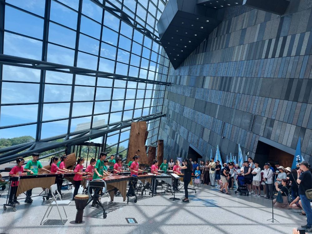 臺北市興華國小打擊樂團於蘭陽博物館遊客大廳演奏。