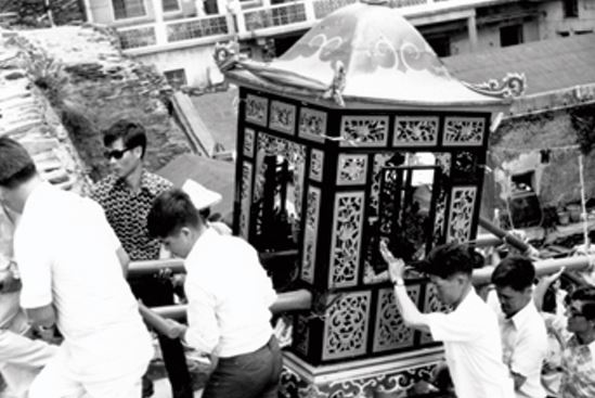廟會活動時扛神轎的情景（賴茂盛提供）