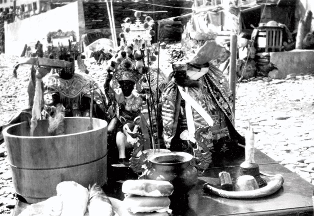 媽祖是北方澳村落的守護神，村內有事皆在廟內辦；但涉及外部時，會在海邊、山頂，藉由附身神僮或輦轎來指示或執行法事（賴茂盛提供）