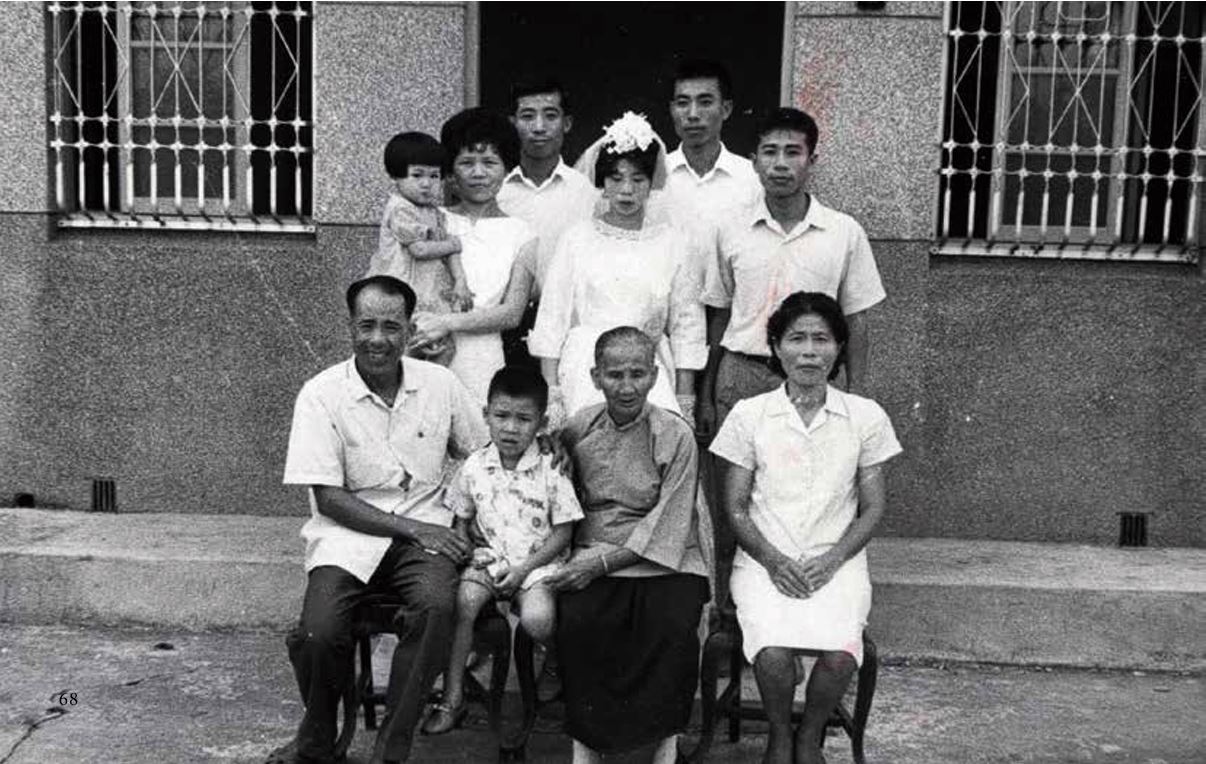 新娘女方全家福，中排右一為畫家吳炫三（曾松田提供）