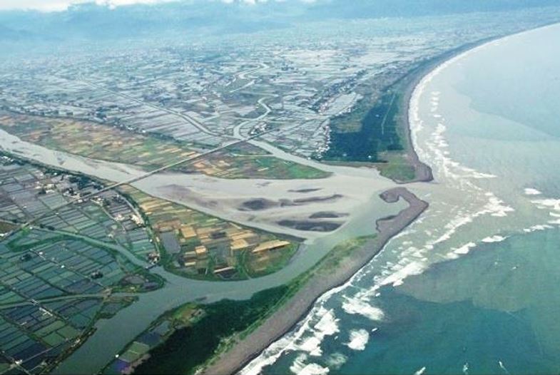 圖18 今日東港（蘭陽溪與宜蘭河、冬山河交會出海的景觀空照）[66] 。照片來源：《蘭博電子報》第86期。