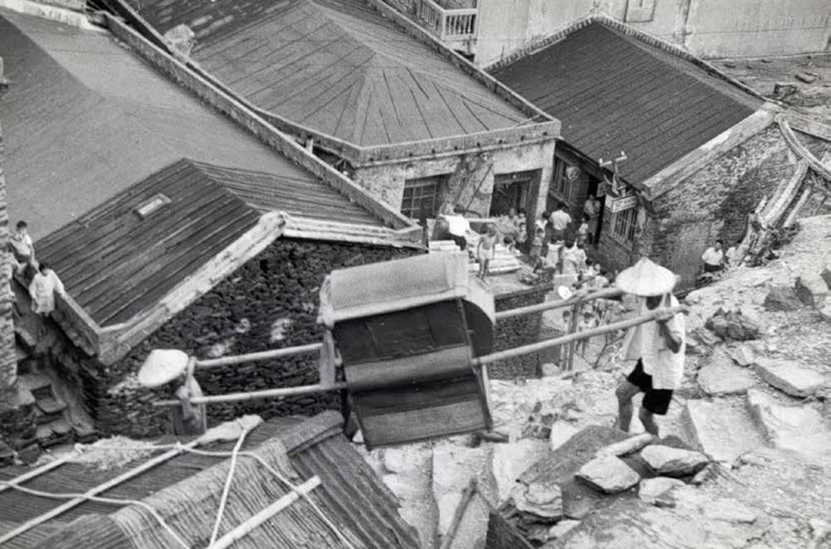 新娘轎路經大澳小巷道（早期石頭厝、屋頂建材及石頭牆再砌水泥的景象清晰可見）（曾松田提供）