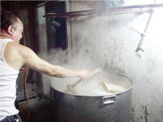 圖3：將組裝好的竹骨架放入鹼水中煮，據稱可防蟲蛀（資料來源：游錫財）