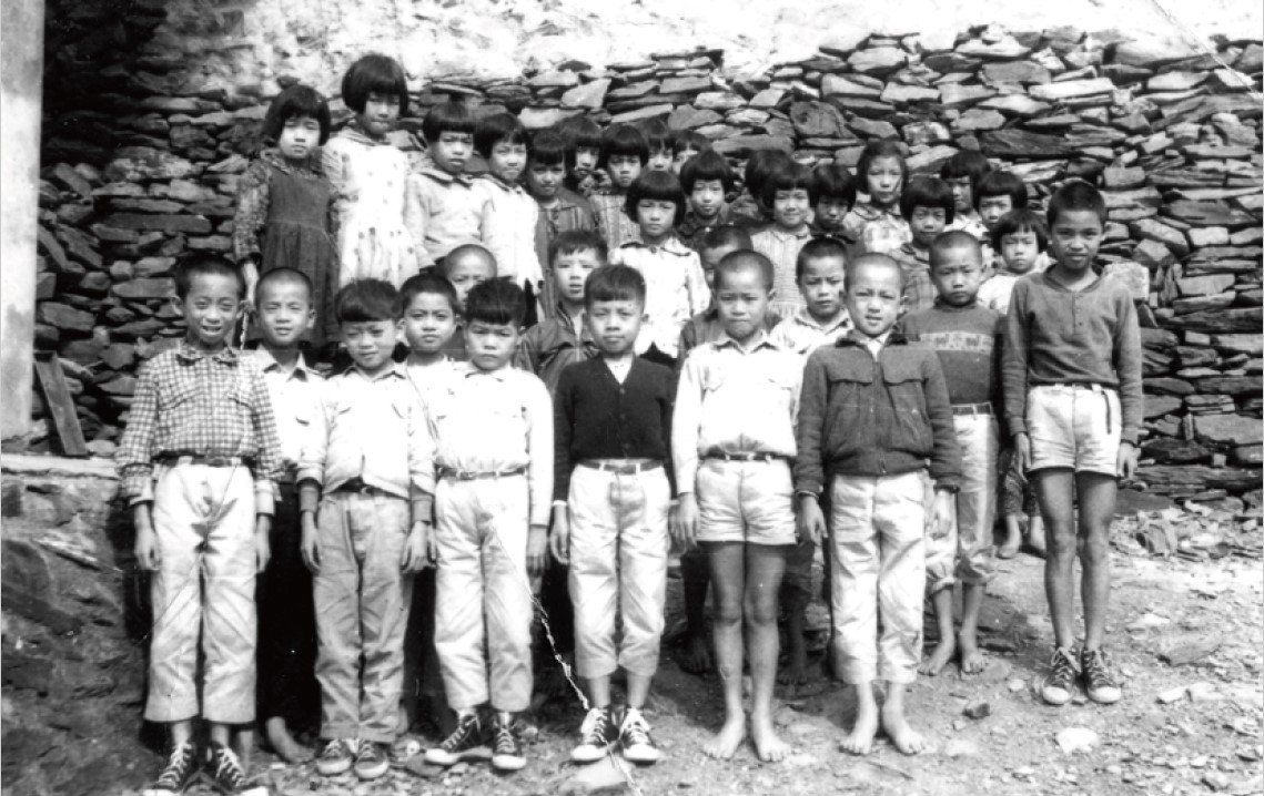 圖1：早期生活困苦，北方澳人大都打著赤腳，學童亦然。圖中有的穿著兄長留下來、稍短的衣服，有的則穿著兄長的大鞋(劉圳池提供)