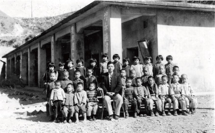 圖4：北濱國民小學的班級照，中間為黃朝安老師（陳美華提供）