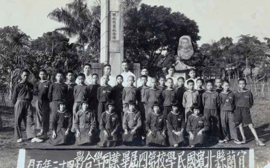 圖5：到羅東公園畢業旅行，並於陳純精紀念碑前留影（陳美華提供）