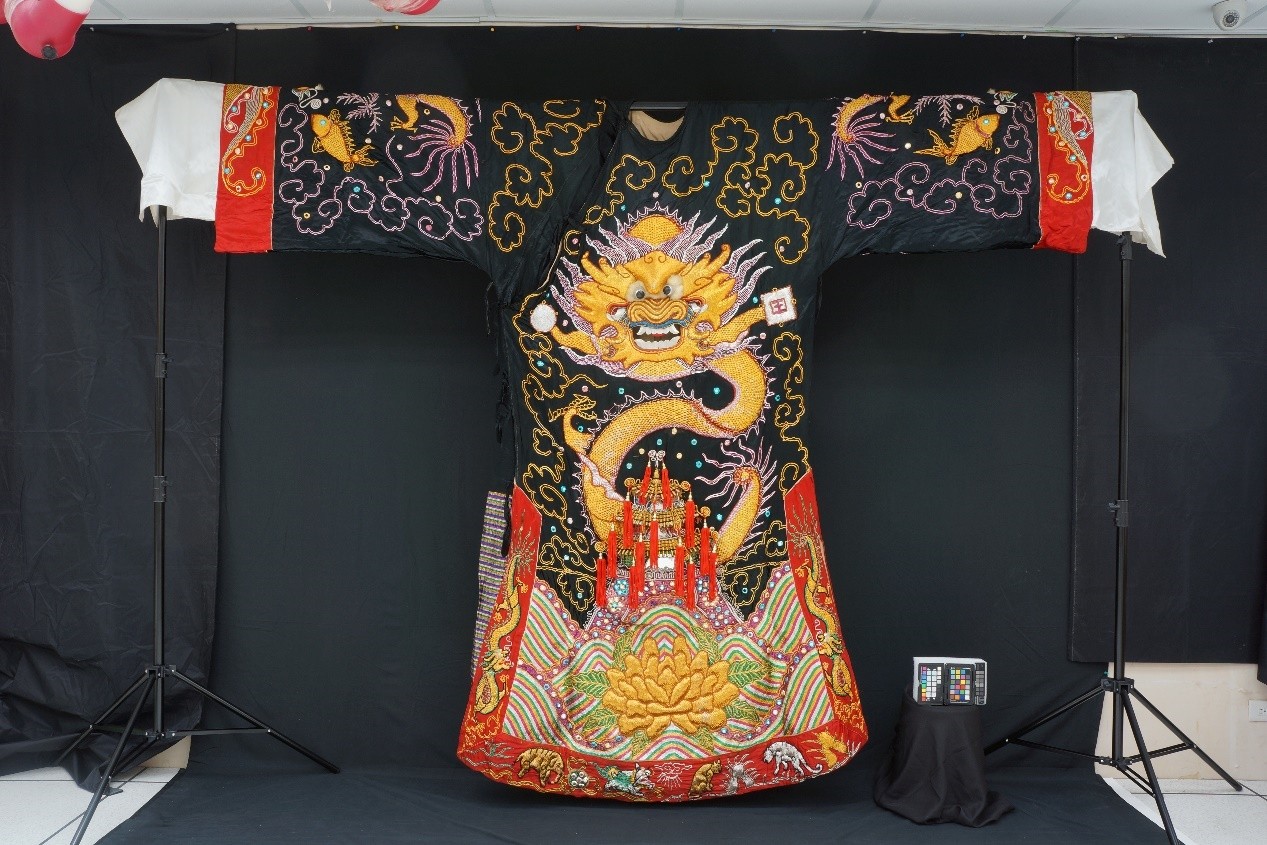 圖6：頭城東嶽廟承義社陰陽司大身尪所著之黑色蟒袍。（資料來源：侯宗延）