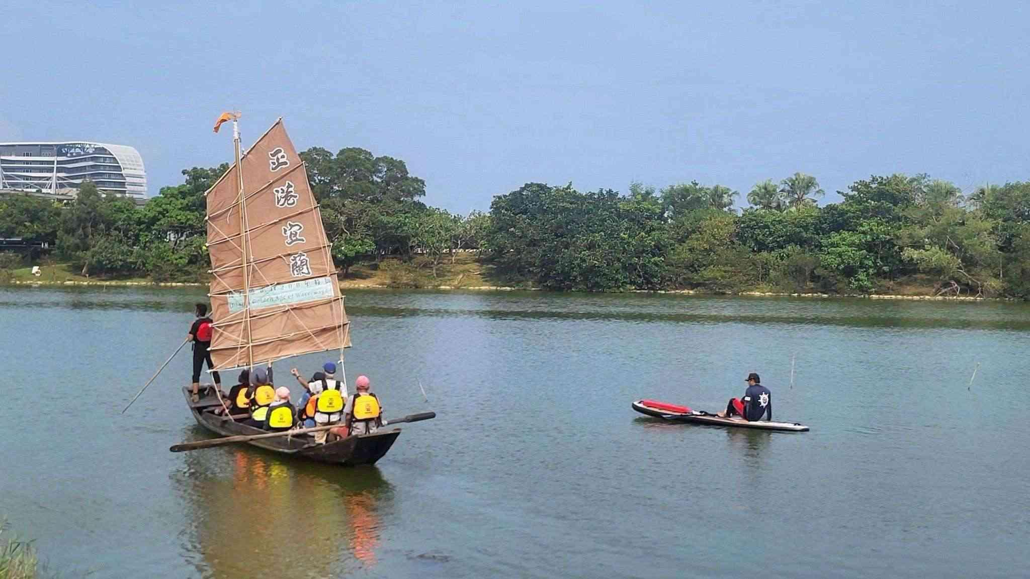 圖1 工作坊首次於烏石港濕地出航（陳薇方攝）