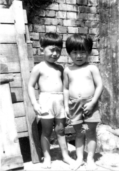 圖4 孩童穿著開襠褲，方便尿尿（劉圳池提供）