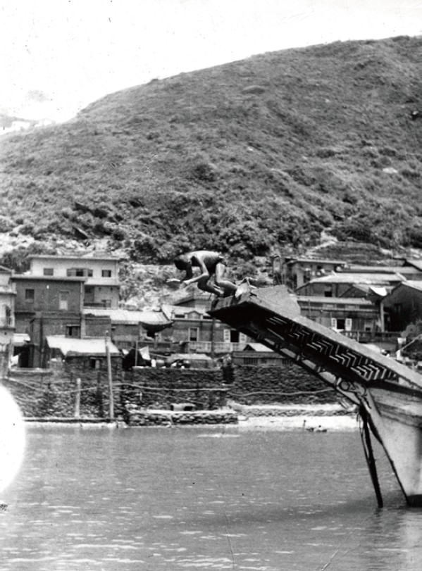 圖5 爬到船上「鏢篙頭」跳水玩（黃初芬提供）