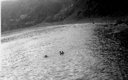 圖6 孩童會游離海岸，到海中去玩（黃初芬提供）