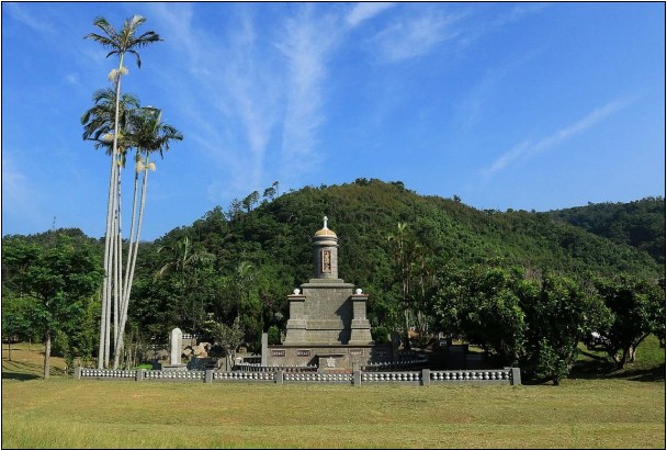 圖23 烏石港遺址旁的林曹祖宗之墓 圖資來源：林俊明拍攝。 1972年建造，今為縣定古蹟。