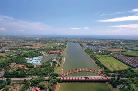 圖2.6.3 親水公園位於冬山河流域中段。（上：北條健志提供；下：陳碧琳拍攝，2020）