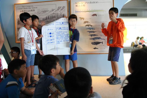 生態想想系列活動:小小解說員向遊客解說鯨豚的演化史(點擊放大)