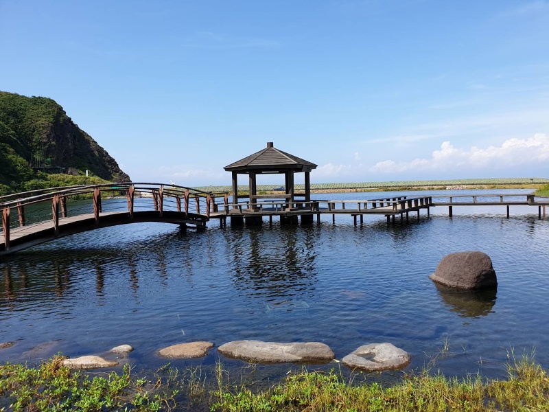 銘嘉亭：在龜山國小舊址前的湖中涼亭，小橋流水龜尾湖，休憩片刻煩惱無。