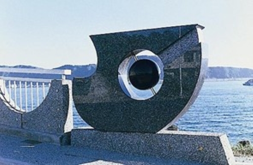 橋名柱：以花崗石刻製魚頭之造形，代表南方澳港在台灣漁業的重要地位。