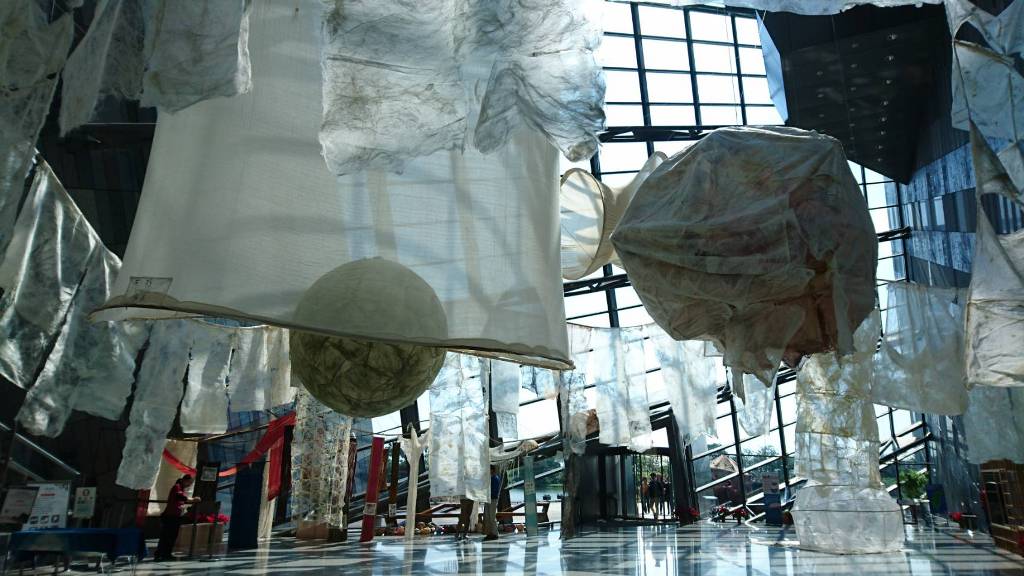 絲法自然微展在遊客大廳展出