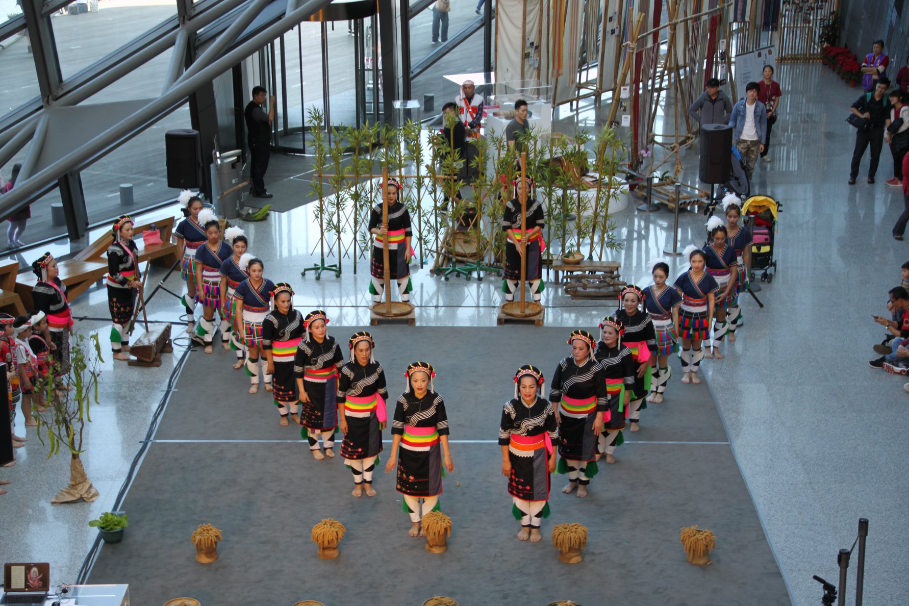 瑪嘎巴嗨文化藝術團於遊客大廳表演照片