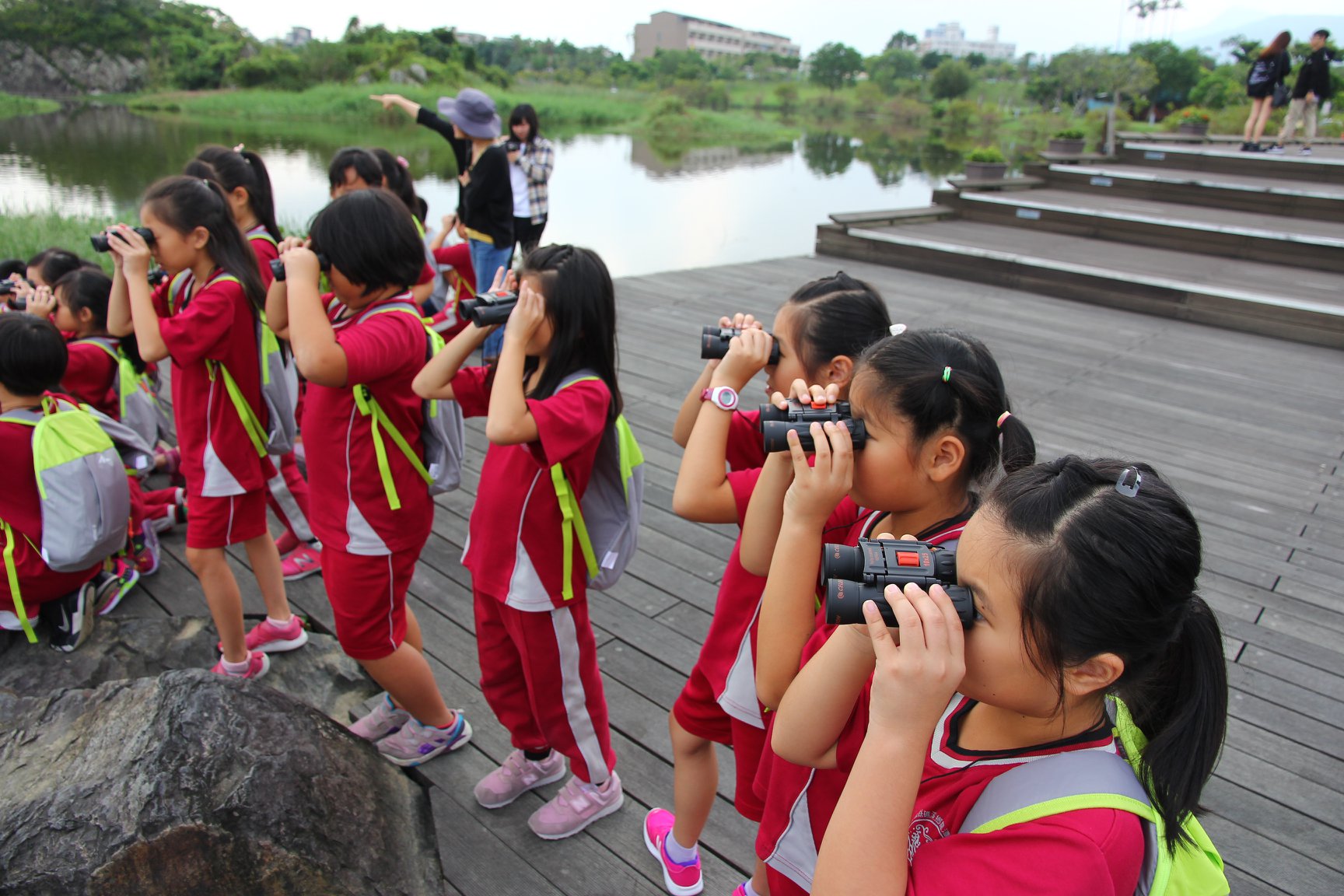 烏石溼地鳥世界:同學站在濕地旁觀察鳥類(點擊放大)