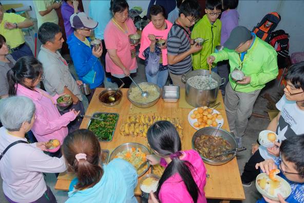 棲蘭山「檜木小學堂」教育推廣活動:學員一同用餐(點擊放大)