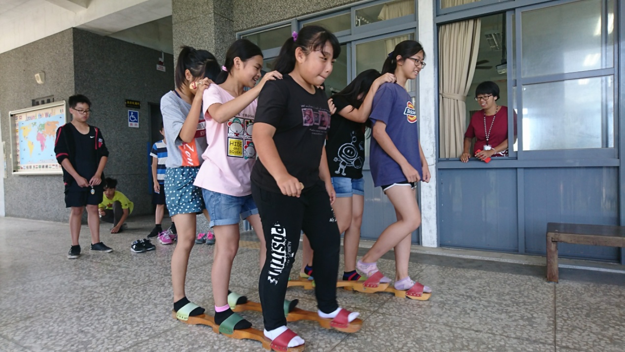 宜蘭博物館家族入校園:同學穿上連體木屐進行兩人三腳比賽(點擊放大)
