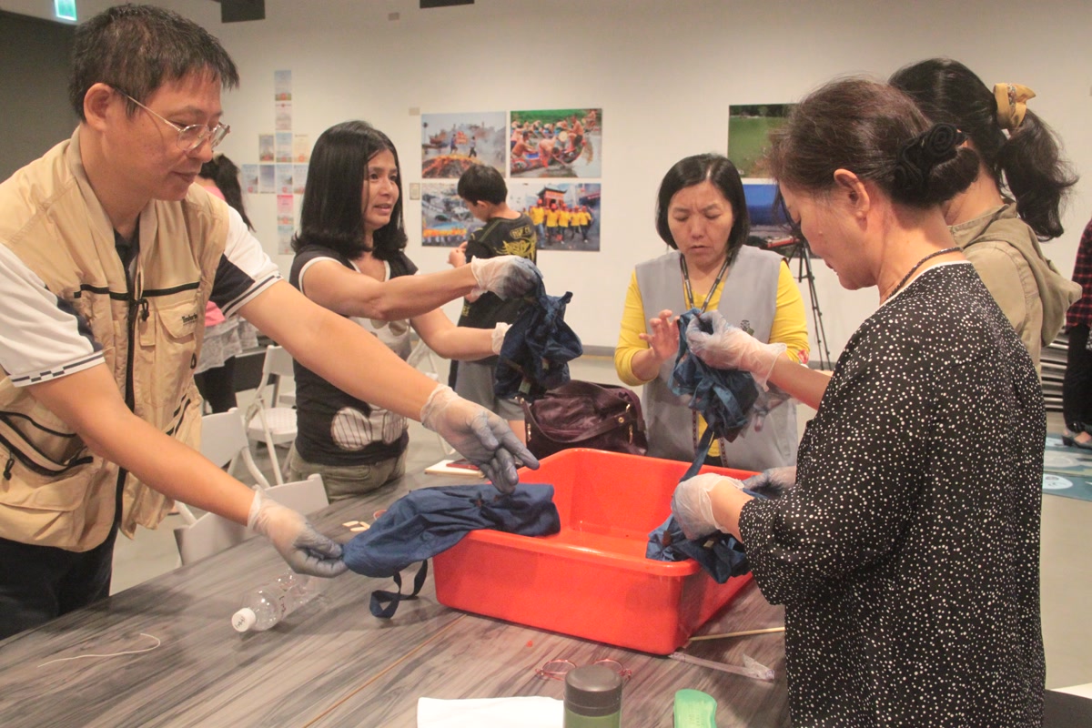 藍出於菁-宜蘭藍染特展 藍染工藝體驗:參與學員進行布料染製