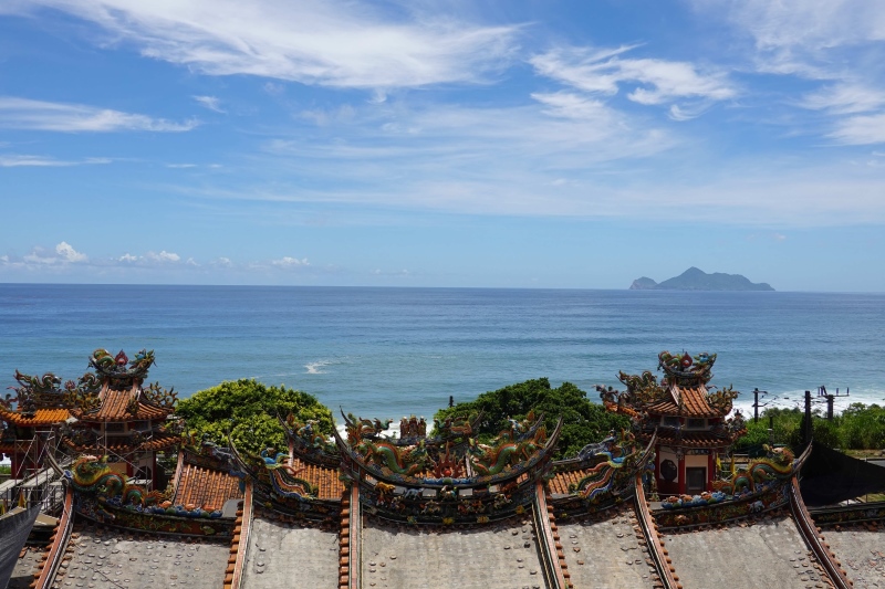 從大里天公廟廟頂看海上的龜山島