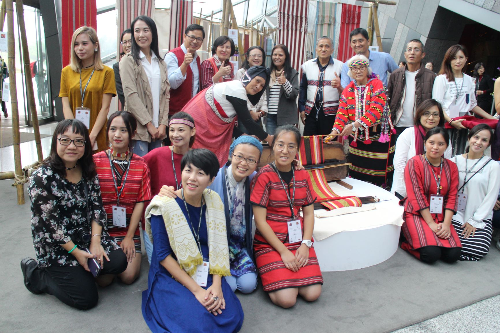 姿態‧織泰─沉浸式泰雅傳統織布工藝工作坊成果展開幕合影