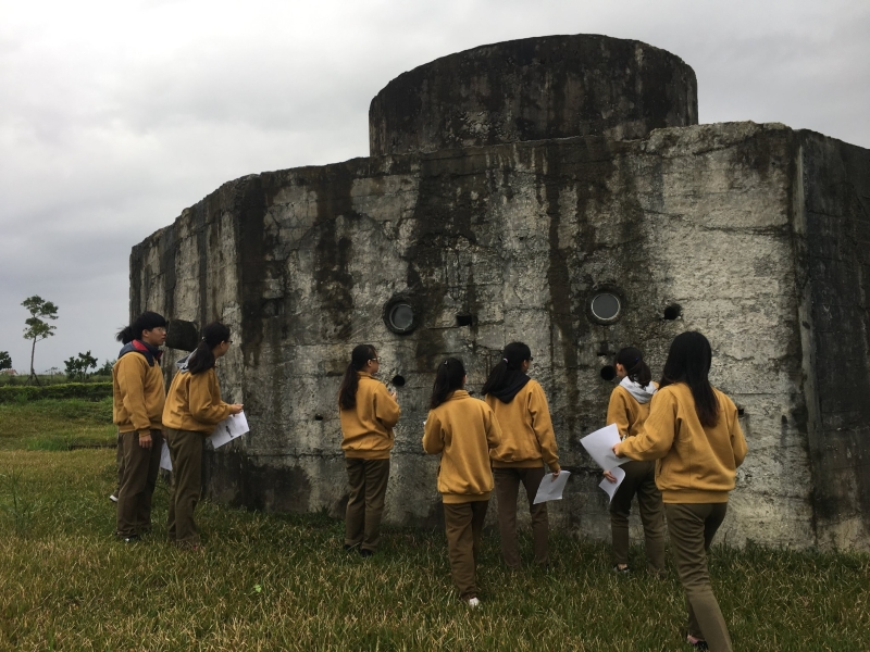 博物館入校園2.0-羅東高中：學生觀察抗炸指揮所並判定方位