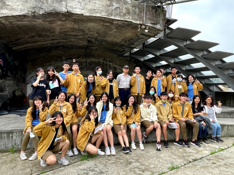 博物館入校園2.0-羅東高中：遺構考察地員山機堡合照