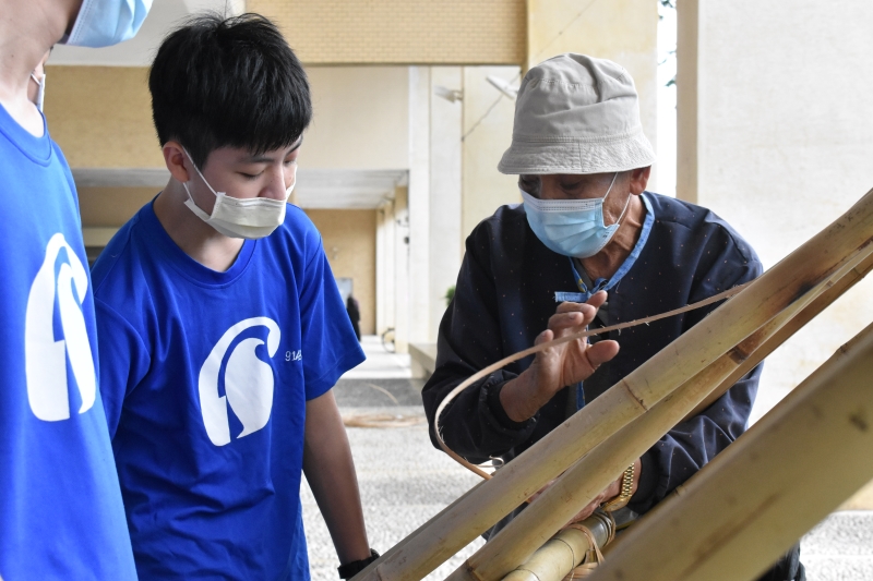 博物館入校園2.0-復興國中：潘金榮耆老向學生說明家屋的屋樑