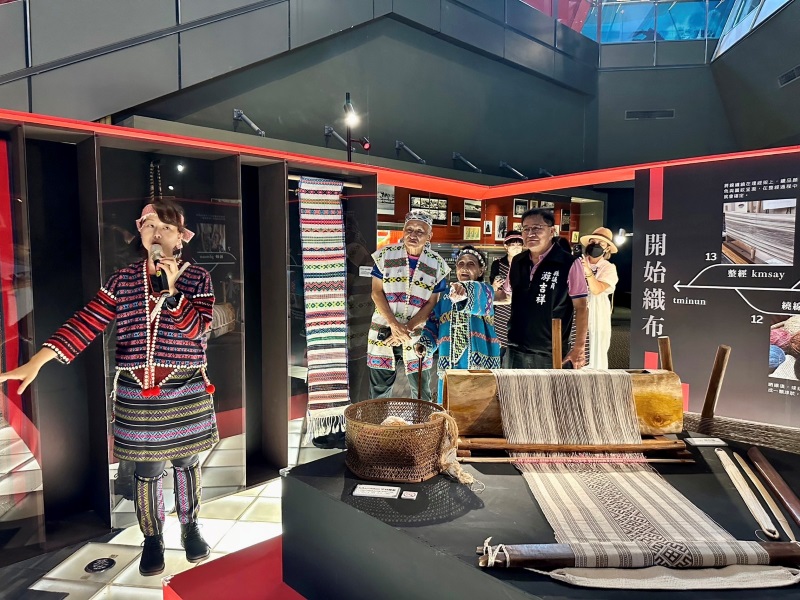 策展人陳芃伶介紹耆老精湛手藝，希望耆老的智慧與手藝傳承下去