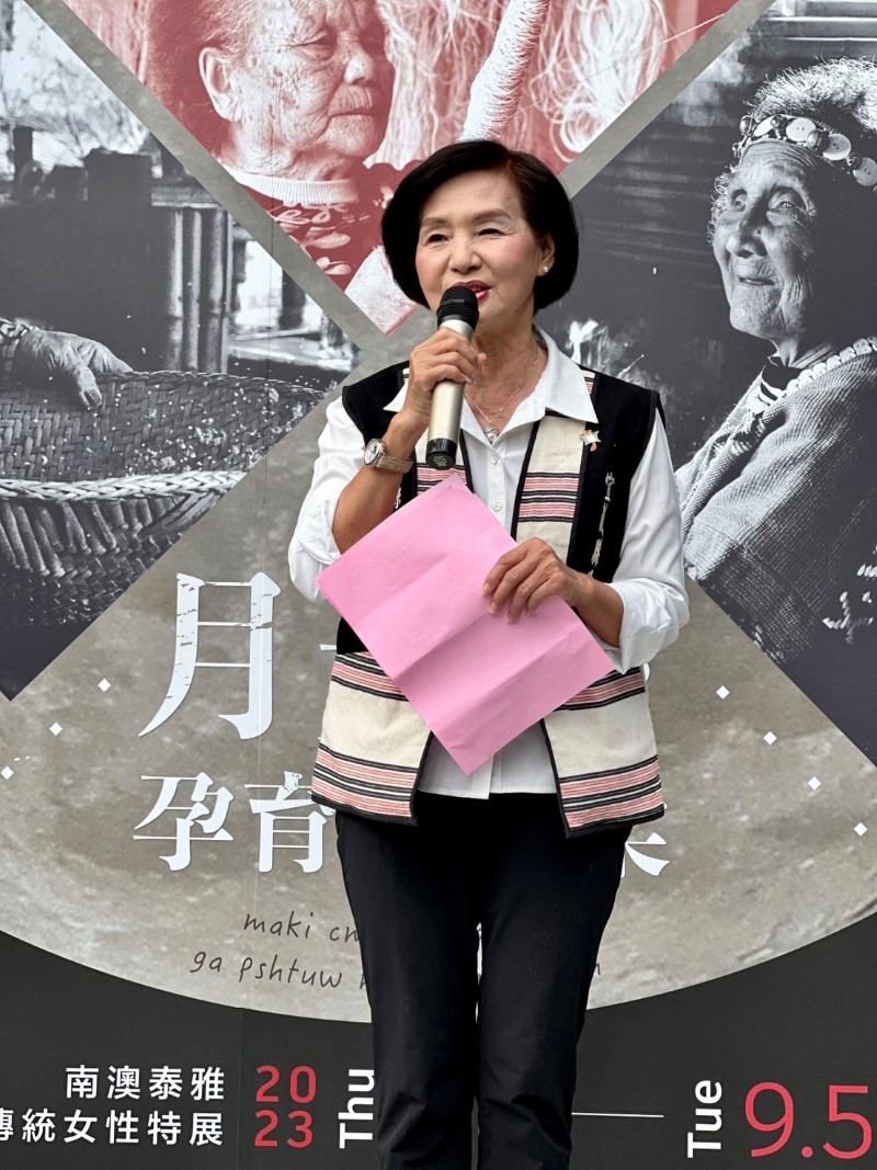 縣長林姿妙與南澳泰雅族人於蘭博揭幕-南澳泰雅傳統女性主題展