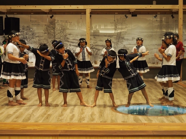 新社國小學生在兒童考古探索廳噶瑪蘭族組曲演出
