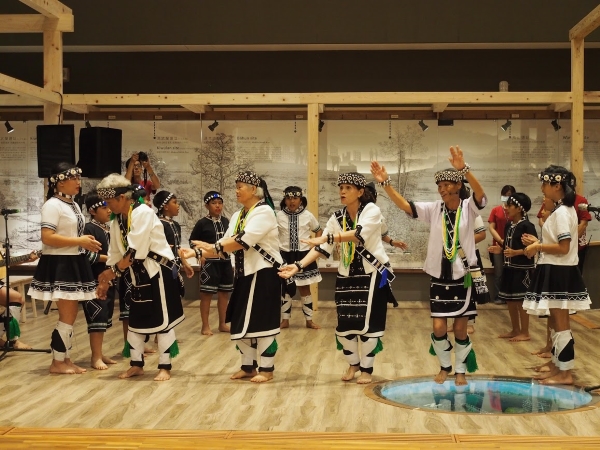 耆老與新社國小學生在兒童考古探索廳噶瑪蘭族組曲演出