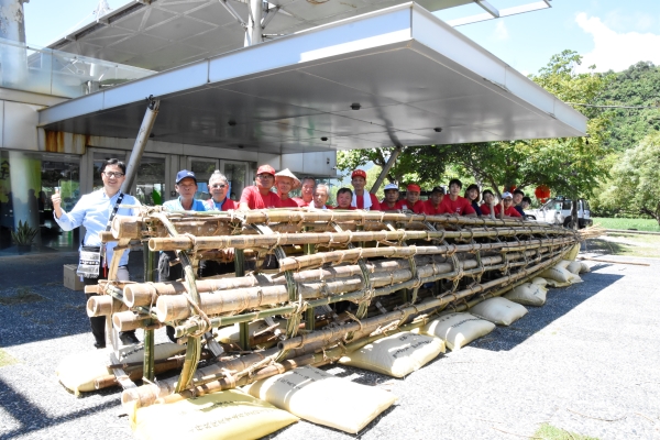 耆老與學員們協力完成10公尺高的展示孤棧製作